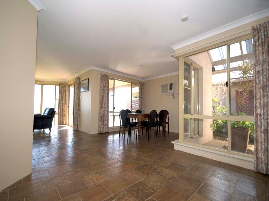 Pelican Shore Oceanfront Villa 6 Калбарри Номер фото